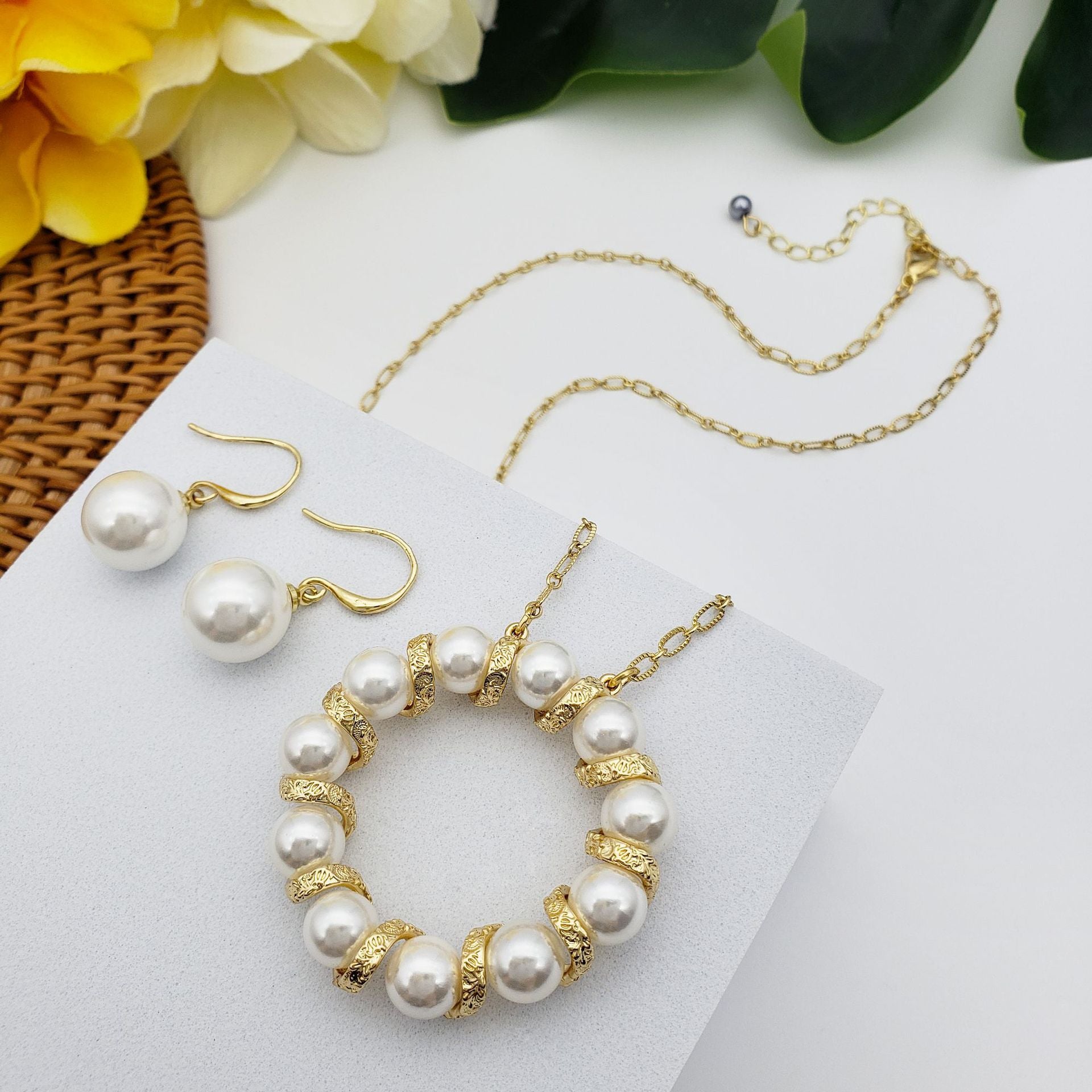 Conjunto de joyería de aretes de cobre con corona de círculo de perlas al por mayor